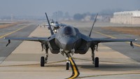 Sebuah jet tempur F-35B Angkatan Udara AS dan jet tempur KF-16 Angkatan Udara Korea Selatan dan ambil bagian dalam latihan udara bersama Vigilant Storm Korea Selatan dan AS di sebuah pangkalan udara di Gunsan, Korea Selatan, 2 November 2022. Yonhap via REUTERS.