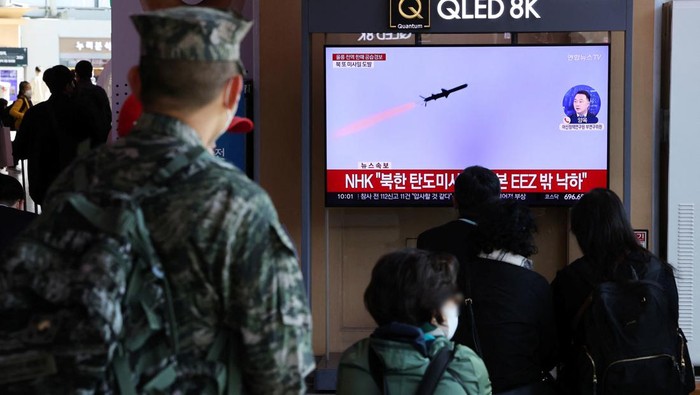 Semenanjung Korea memanas setelah Korut menembak 10 rudal di dekat perairan Korsel. Korsel membalasnya dengan menembakkan tiga rudal ke laut utara.