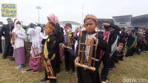 Para peserta dalam Festival Bandung Ulin.