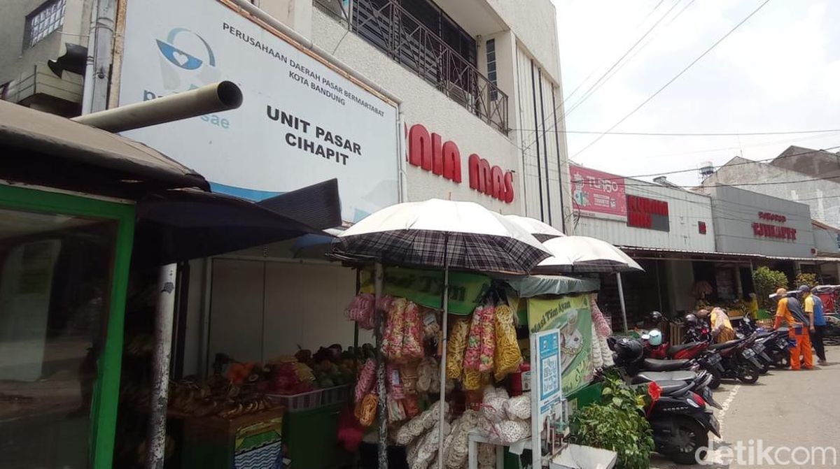 https://awsimages.detik.net.id/community/media/visual/2022/11/03/pasar-cihapit-kota-bandung_169.jpeg?w=1200