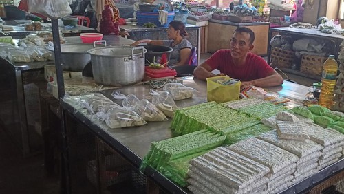 Pedagang tahu tempe di Pasar Amlapura Timur, Karangasem, Bali, Kamis (3/11/2022).