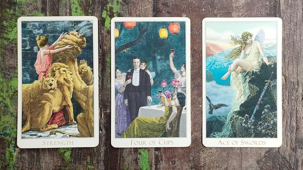 Pembacaan Kartu Tarot Tri.