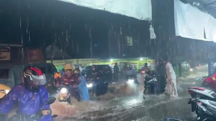 Pemotor Wanita di Bogor Terseret Banjir Hingga Terjepit di Belakang Mobil (Muchamad Sholihin-detikcom)
