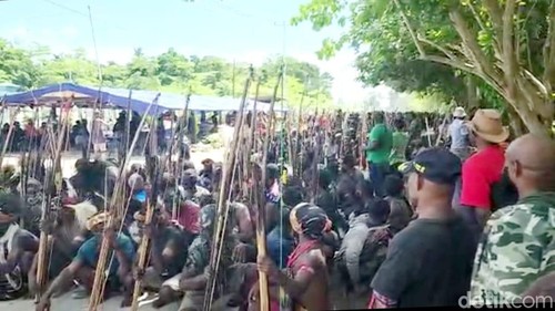 Penampakan massa simpatisan Lukas Enembe yang berjaga di kediamannya  saat Ketua KPK Firli datang.