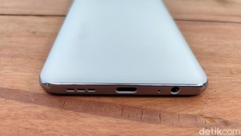 Kemudian di arah bawah, ada lubang speaker, charger type-C, dan jack audio 3,5 mm. Foto: (Panji Saputro/detikINET).