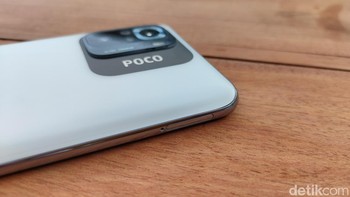 Beralih ke sebelah kanan, di mana pengguna akan disajikan tempat menaruh sim card. Foto: (Panji Saputro/detikINET).