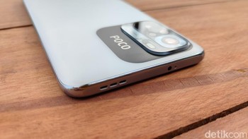 Sedangkan di atas, ada lagi lubang speaker dan IR Blaster. Foto: (Panji Saputro/detikINET).