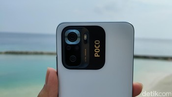 Dirinya membawa 64MP quad kamera. Foto: (Panji Saputro/detikINET).