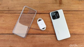 Namun sayangnya, Poco M5s tidak menyajikan kepala charger. Foto: (Panji Saputro/detikINET).