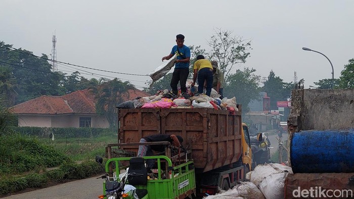 Pengangkutan Sampah di TPS Padalarang