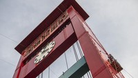 Jembatan ini menghubungkan kawasan Seberang Ulu dan Ilir Palembang.