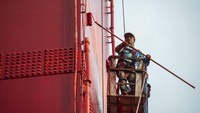 Para pekerja menggunakan standar keselamatan kerja saat bertugas.
