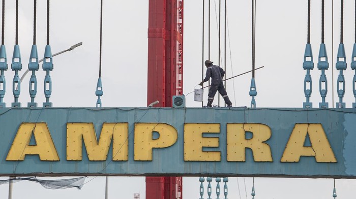 Pekerja melakukan pengecatan menara jembatan Ampera di Palembang, Sumatera Selatan, Kamis (3/11/2022). Balai Besar Pelaksana Jalan Nasional (BBPJN) Sumsel merevitalisasi jembatan Ampera yang meliputi perbaikan tiang penyangga yang mulai berkarat, penambahan kekuatan pada beton pondasi hingga pengecatan ulang jembatan yang menghubungkan kawasan Seberang Ulu dan Ilir Palembang. ANTARA FOTO/Nova Wahyudi/hp.