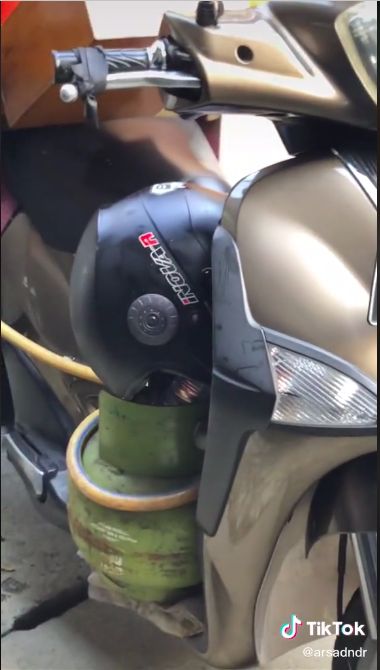 Merchant seller of meatballs using a luxury motorbike