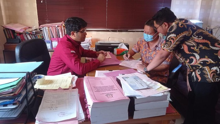 Penyidik Kejaksaan Agung (Kejagung) melimpahkan berkas 6 tersangka korporasi kasus impor baja dan tindak pidana pencucian uang ke jaksa penuntut umum (JPU)