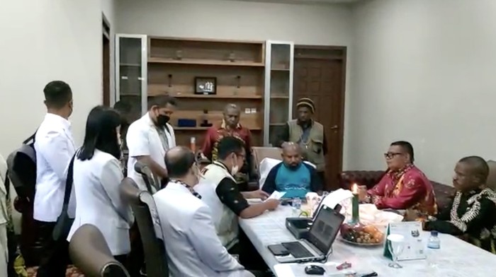 Penyidik KPK Beserta Tim Dokter Temui Lukas Enembe