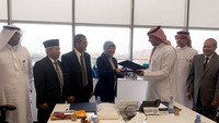 SVP International dan Financial Institution PT Bank Syariah Indonesia Tbk (BSI) Anna Kristanty (keempat kiri) bertukar dokumen dengan SVP Financial Institution Riyad Bank Yazeed Al-Alami (ketiga kanan), disaksikan oleh Konsulat Jenderal Republik Indonesia Jeddah Eko Hartono (kanan), Komisaris BSI Nizar Ali (kedua kiri), Direktur Treasury dan International Banking BSI Moh Adib (ketiga kiri), SVP Regional Manager Western Region Riyad Bank Naif Mansour Shalabi (kanan) dan Branch Manager Riyad Bank Makkah Mamdouh Mahmoud di Jeddah, Arab Saudi, Selasa (1/11).