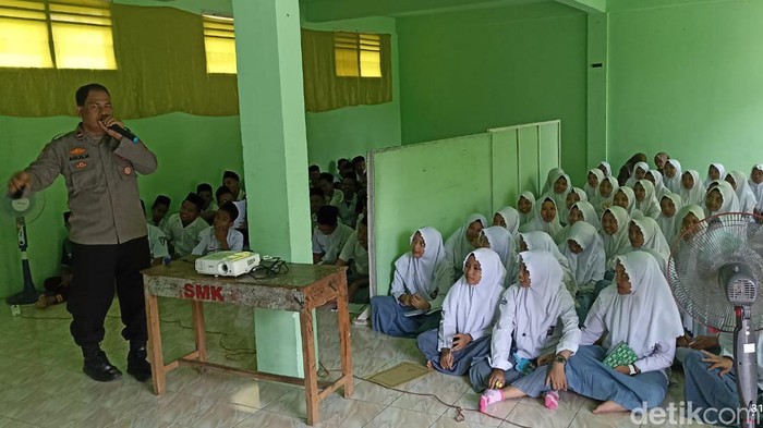 Polisi Ngawi blukuksan ke sekolah dan ponpes gelar pencegahan radikalisme