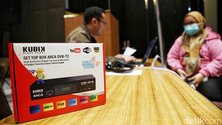 Petugas melayani warga untuk mendapatkan set top box gratis di Posko Respon Cepat Penanganan bantuan STB di Hotel Akmani, Jakarta Pusat, Kamis (3/11/2022). Posko ini didirikan untuk membantu warga yang kurang mampu membeli set top box untuk siaran digital.