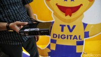Petugas melayani warga untuk mendapatkan set top box gratis di Posko Respon Cepat Penanganan bantuan STB di Hotel Akmani, Jakarta Pusat, Kamis (3/11/2022). Posko ini didirikan untuk membantu warga yang kurang mampu membeli set top box untuk siaran digital.
