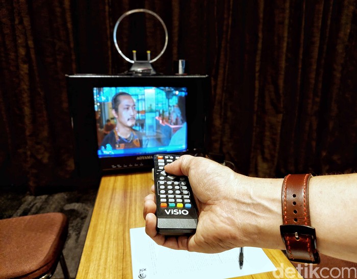 Petugas melayani warga untuk mendapatkan set top box gratis di Posko Respon Cepat Penanganan bantuan STB di Hotel Akmani, Jakarta Pusat, Kamis (3/11/2022). Posko ini didirikan untuk membantu warga yang kurang mampu membeli set top box untuk siaran digital.