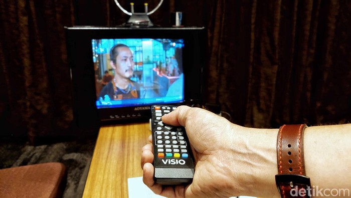 Petugas melayani warga untuk mendapatkan set top box gratis di Posko Respon Cepat Penanganan bantuan STB di Hotel Akmani, Jakarta Pusat, Kamis (3/11/2022). Posko ini didirikan untuk membantu warga yang kurang mampu membeli set top box untuk siaran digital.