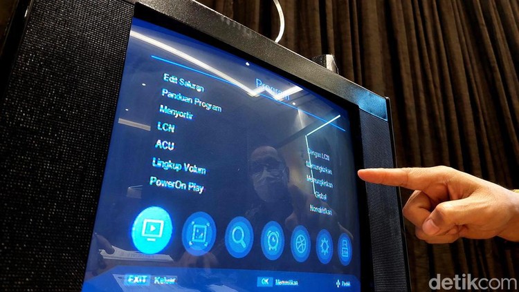 Petugas melayani warga untuk mendapatkan set top box gratis di Posko Respon Cepat Penanganan bantuan STB di Hotel Akmani, Jakarta Pusat, Kamis (3/11/2022). Posko ini didirikan untuk membantu warga yang kurang mampu membeli set top box untuk siaran digital.