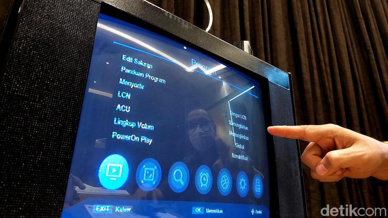 Petugas melayani warga untuk mendapatkan set top box gratis di Posko Respon Cepat Penanganan bantuan STB di Hotel Akmani, Jakarta Pusat, Kamis (3/11/2022). Posko ini didirikan untuk membantu warga yang kurang mampu membeli set top box untuk siaran digital.