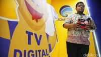 Petugas melayani warga untuk mendapatkan set top box gratis di Posko Respon Cepat Penanganan bantuan STB di Hotel Akmani, Jakarta Pusat, Kamis (3/11/2022). Posko ini didirikan untuk membantu warga yang kurang mampu membeli set top box untuk siaran digital.