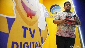 Petugas menunjukkan set top box gratis di posko respon cepat penanganan bantuan STB, Hotel Akmani, Jakarta Pusat, Kamis (3/11/2022).