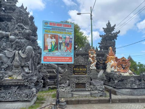 Poster soal etika berpakaian di Pura Dalem di Desa Adat Sudaji, Kecamatan Sawan, Kabupaten Buleleng.