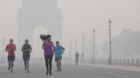 Orang-orang berolahraga di Gerbang India pada pagi yang berkabut. Sebelumnya pada tahun 2020, sebuah studi Lancet mengaitkan 1,67 juta kematian dengan polusi udara di India pada 2019, termasuk hampir 17.500 di New Delhi.