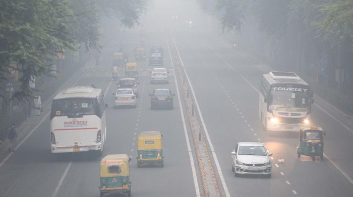 Potret India Diselimuti Kabut Asap, Capai Level Berbahaya NEW DELHI, INDIA - NOVEMBER 1: Vehicles ply on Tilak Marg near Supreme Court on a misty morning on November 1, 2022 in New Delhi, India. The air quality in Delhi continued to remain in the very poor category on Tuesday as the overall Air Quality Index (AQI) of the city stood at 359. Noida, which is part of the national capital region, recorded an AQI of 444 and slipped from very poor to severe category, while Gurugram's AQI stood at 391 and continued to remain in the very poor category, as per data released by SAFAR-India. (Photo by Arvind Yadav/Hindustan Times via Getty Images)