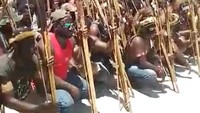 Foto: Massa simpatisan Lukas Enembe dengan memegang busur panah berjaga di kediaman Lukas Enembe. (Dok. Istimewa)