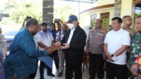 Foto: Ketua KPK Firli Bahuri didampingi Kapolda Papua Irjen Matius D Fakhiri saat datang di kediaman Lukas Enembe. (Dok. Istimewa)