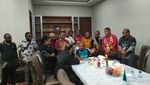 Potret Simpatisan Berpanah Jaga Ketat Rumah Lukas Enembe Saat Pemeriksaan KPK