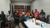 Foto: ketua KPK Firli Bahuri datang memeriksa Gubernur Papua Lukas Enembe di kediamannya. Tampak Lukas Enembe didampingi tim kuasa hukumnya. (Dok. Istimewa)