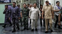 Prabowo melihat-lihat KRI dr Wahidin Sudirohusodo-991.