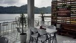 Potret Kafe dengan Pemandangan Danau dan Hutan Pinus di Ponorogo