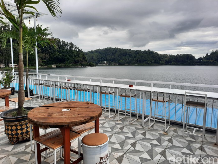 Prabu Cafe and Resto di Telaga Ngebel, Ponorogo Prabu Cafe and Resto di Telaga Ngebel, Ponorogo