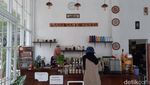 Potret Kafe dengan Pemandangan Danau dan Hutan Pinus di Ponorogo