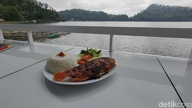 Prabu Cafe and Resto di Telaga Ngebel, Ponorogo