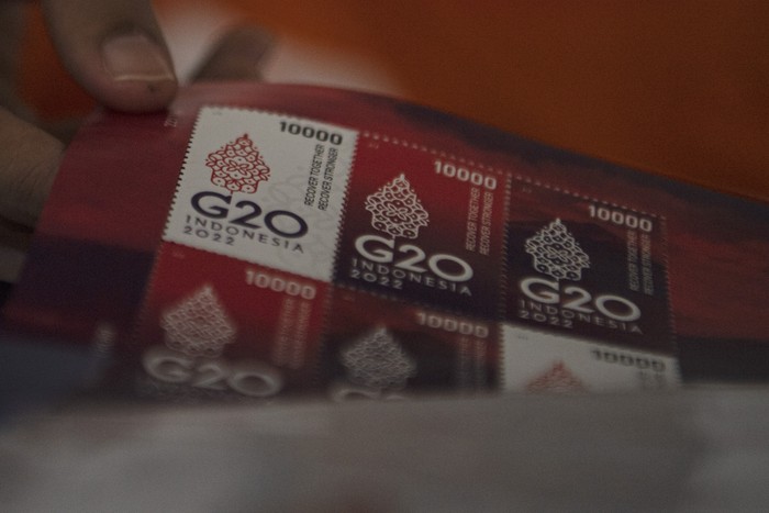 Petugas menyusun prangko seri G20 2022 di Kantor Pos Merdeka Palembang, Sumatera Selatan, Rabu (2/11/2022). PT Pos Indonesia meluncurkan prangko seri Konferensi Tingkat Tinggi (KTT) G20 2022 yang akan diselenggarakan di Nusa Dua, Bali pada 15-16 November mendatang. ANTARA FOTO/Nova Wahyudi/rwa.