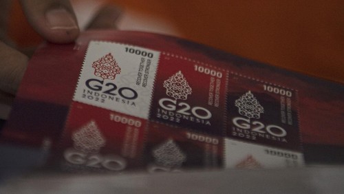 Petugas menyusun prangko seri G20 2022 di Kantor Pos Merdeka Palembang, Sumatera Selatan, Rabu (2/11/2022). PT Pos Indonesia meluncurkan prangko seri Konferensi Tingkat Tinggi (KTT) G20 2022 yang akan diselenggarakan di Nusa Dua, Bali pada 15-16 November mendatang. ANTARA FOTO/Nova Wahyudi/rwa.