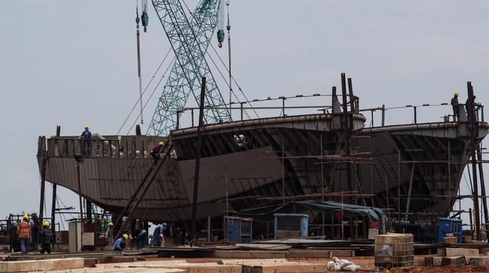 PRODUKSI KAPAL DI DALAM NEGERI Pekerja menyelesaikan pembuatan kapal tug boat di kawasan industri Kabil, Batam, Kepulauan Riau, Rabu (2/11/2022). Kementerian Perindustrian (Kemenperin) mencatat pada periode Januari - Agustus 2022 permintaan pembangunan kapal baru di galangan kapal dalam negeri sebanyak 363 permohonan dan rencana pembangunan kapal itu akan menambah jumlah kapal Indonesia menjadi 836 unit dari sebelumnya terdapat 473 unit yang dibuat sepanjang periode 2019-2021. ANTARA FOTO/Teguh Prihatna/aww.