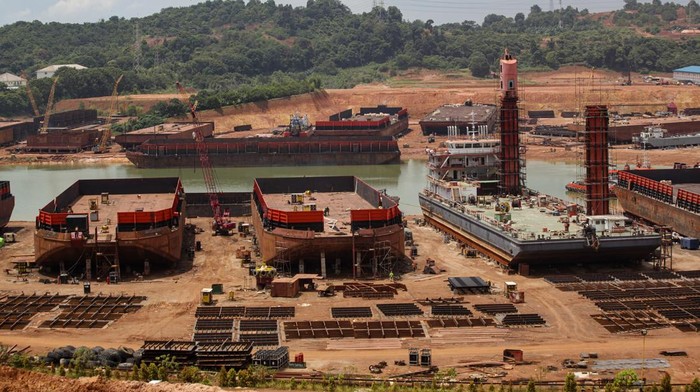 Pekerja menyelesaikan pembuatan kapal tug boat di kawasan industri Kabil, Batam, Kepulauan Riau, Rabu (2/11/2022). Kementerian Perindustrian (Kemenperin) mencatat pada periode Januari - Agustus 2022 permintaan pembangunan kapal baru di galangan kapal dalam negeri sebanyak 363 permohonan dan rencana pembangunan kapal itu akan menambah jumlah kapal Indonesia menjadi 836 unit dari sebelumnya terdapat 473 unit yang dibuat sepanjang periode 2019-2021. ANTARA FOTO/Teguh Prihatna/aww.