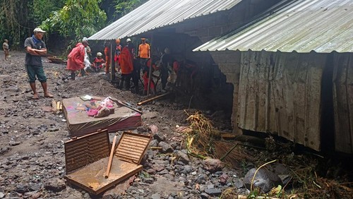 Proses pencarian terhadap korban meninggal dunia akibat terseret air bah di Banjar Dinas Santi, Desa Selat, Karangasem, Bali, beberapa pekan lalu.