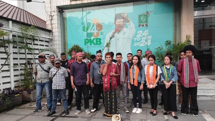 Puluhan orang orasi di depan markas PKB