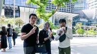 Beberapa waktu lalu, Reino dan Syahrini sempat liburan ke Singapura. Mereka terlihat membeli es krim sandwich yang terkenal di Orchard Road. Foto: Instagram Reino Barack & Syahrini