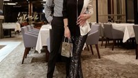 Momen makan malam mewah kerap dibagikan oleh Reino dan Syahrini. Ini momennya berada di restoran Oscar Jakarta.  Foto: Instagram Reino Barack & Syahrini